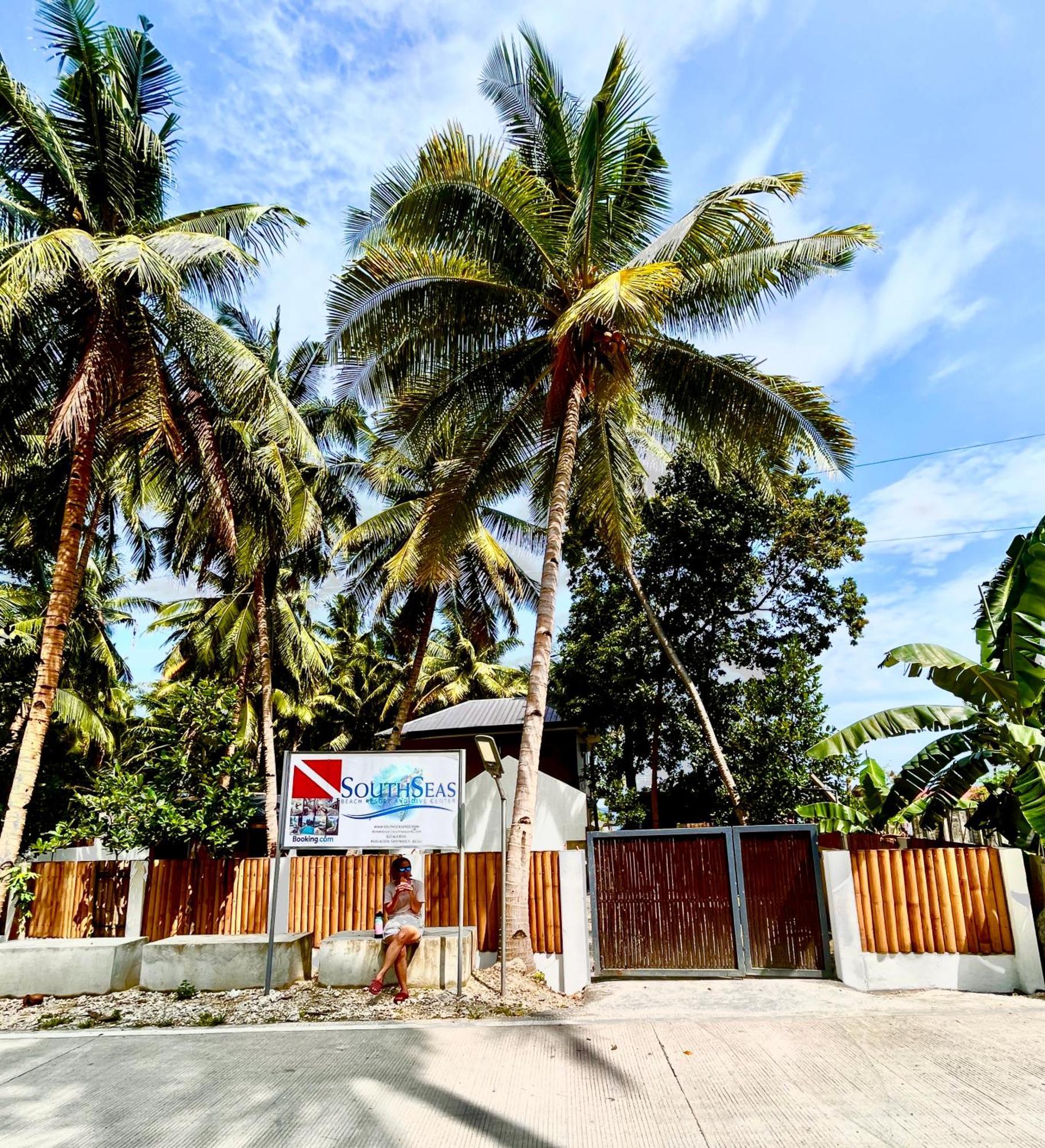 Southseas Beach Resort And Dive Center Santander Exteriör bild