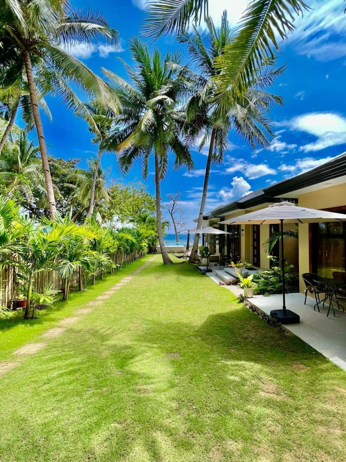 Southseas Beach Resort And Dive Center Santander Exteriör bild